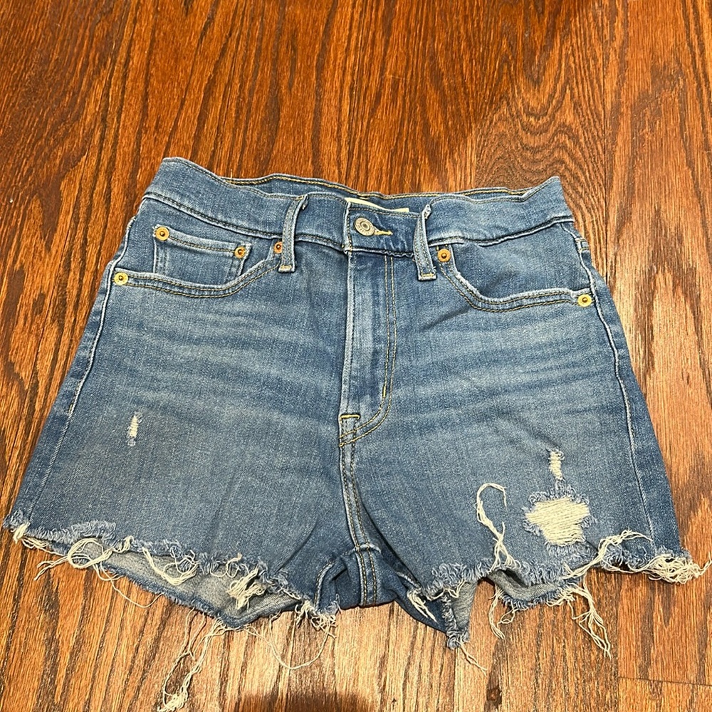 Levi’s high rise shorts size 27